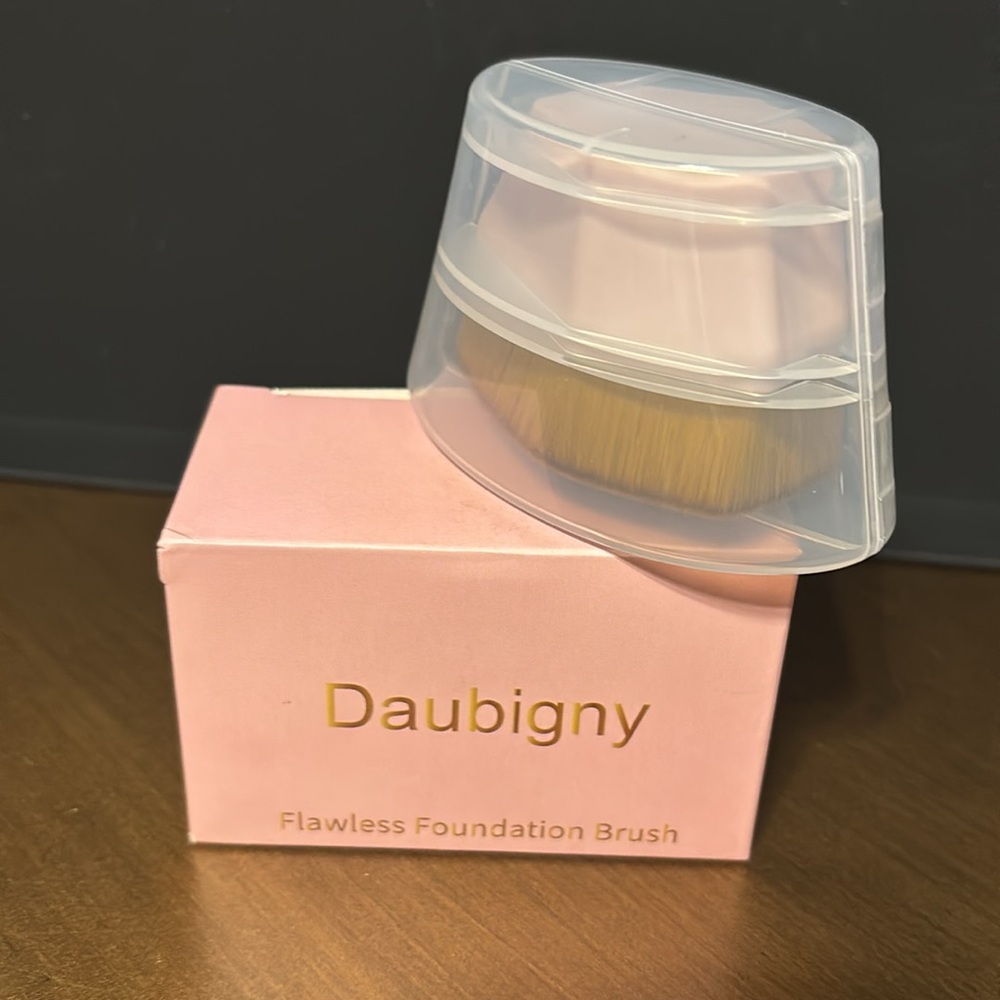 NWT Daubigny Pink & Black Flawless Foundation Brush With Travel Case